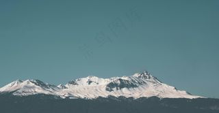 雪顶山峰映碧空