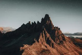 群星点缀的黄昏山峦