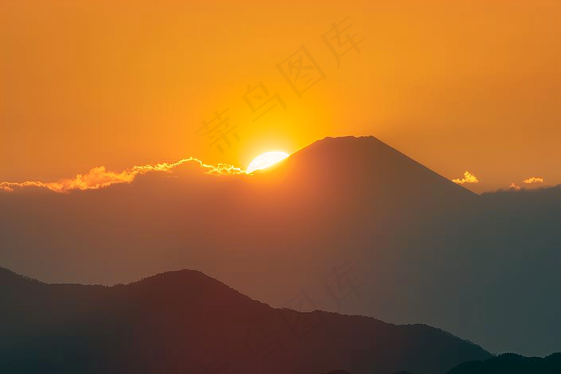 清晨日出朝霞云层山川摄影图(4032x2688)