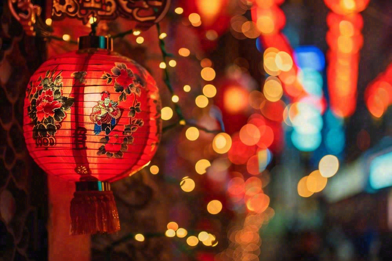 新春新年街上红灯笼热闹节日庆祝摄影图(1344x896)
