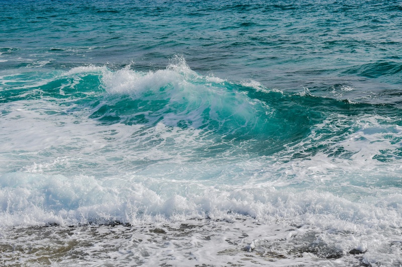 湛蓝海浪的翻滚与碰撞