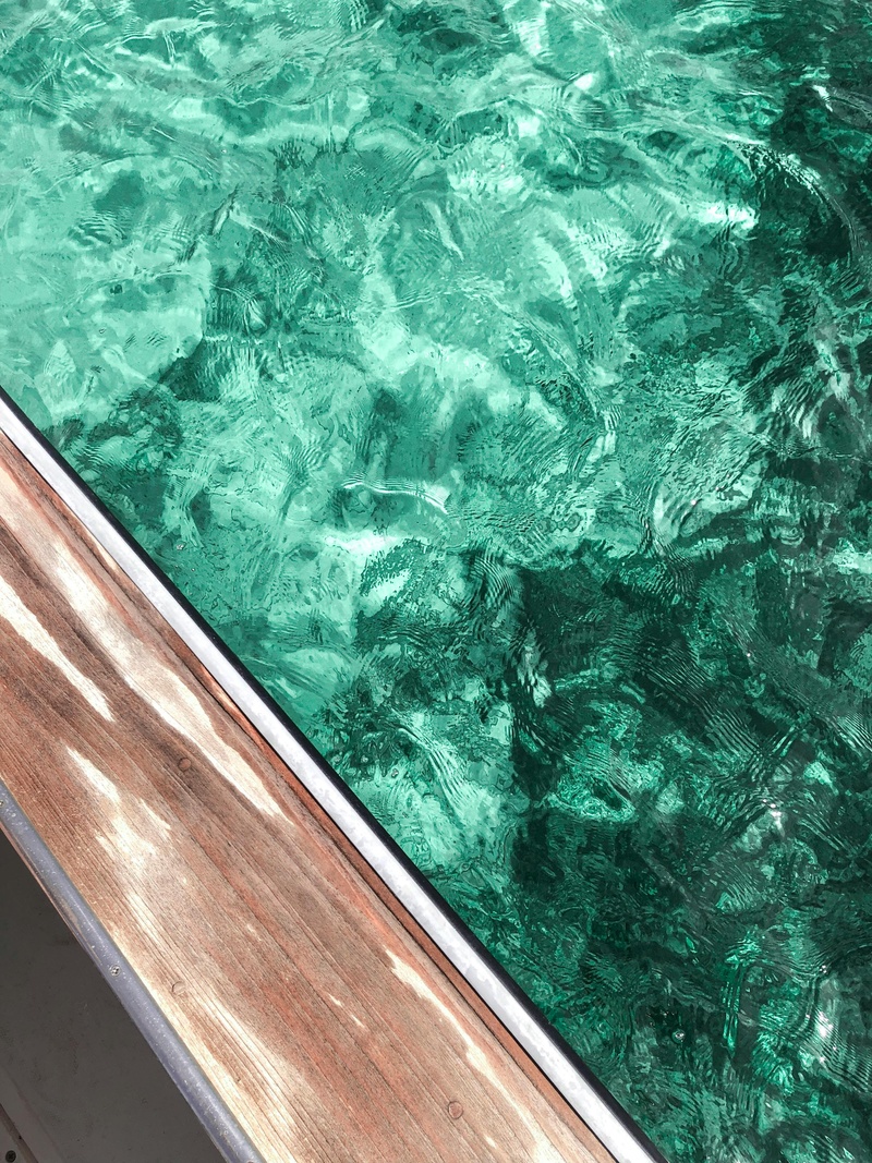 绿意涟漪的海水