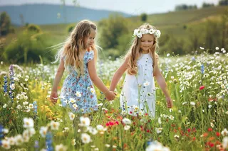 春天花丛里花仙子小女孩摄影图