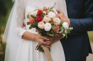 婚礼扔手捧花环节摄影图