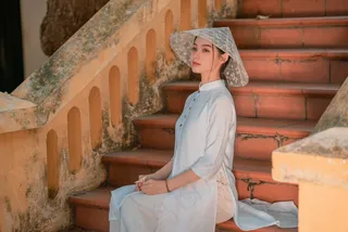 传统的民族服饰美丽女士9