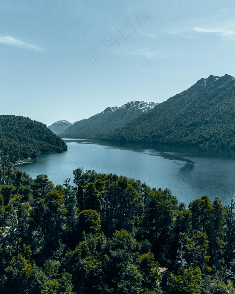 静谧深林，悠然湖泊