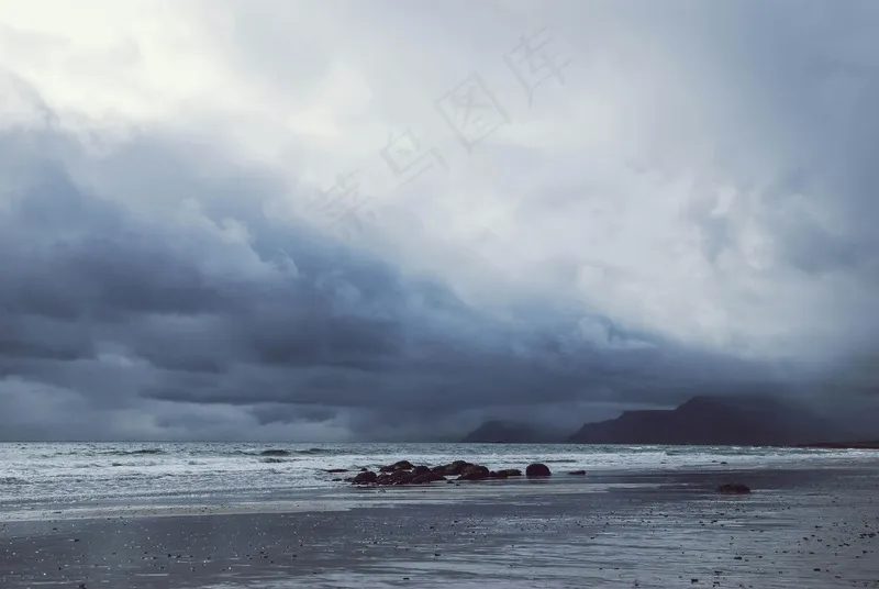 乌云密布下的宁静海滩