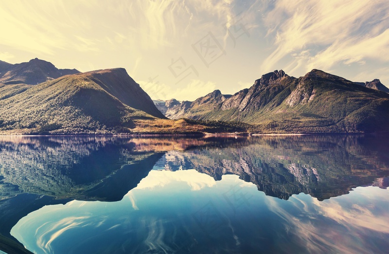 湖泊山峰图片