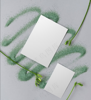 名片卡片PSD模型样机 桌子上的卡片样机 
