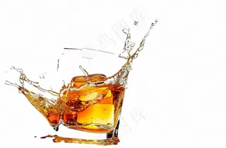 啤酒杯飞溅的水免抠