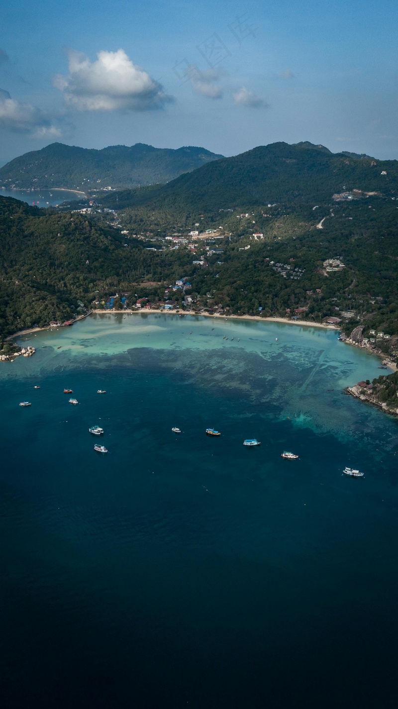 碧海蓝湾、群山环绕的美丽景色