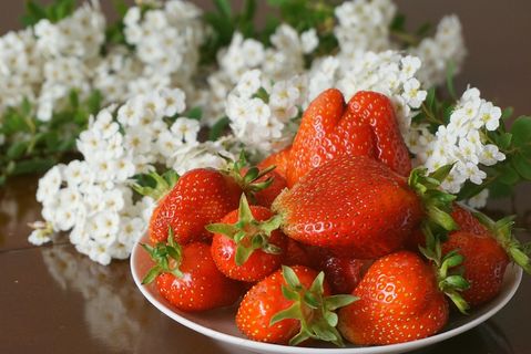 新鲜的红草莓水果小吃2