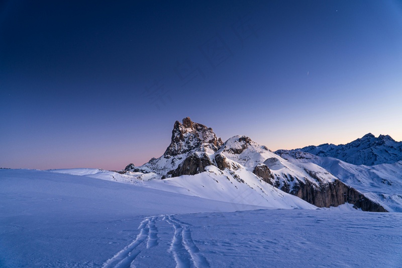 雪夜中的一座小山峰
