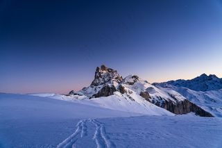 雪夜中的一座小山峰