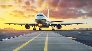 飞机飞机场起飞摄影图