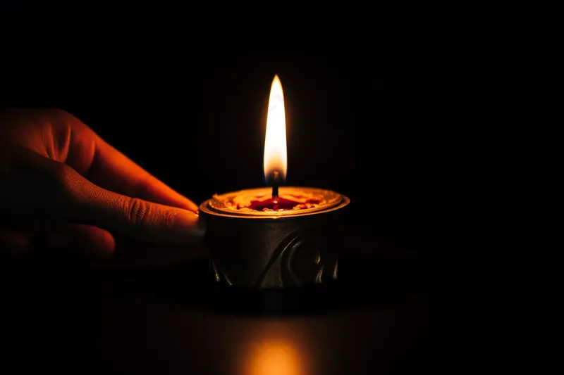 黑暗中的蜡烛灯光摄影图(4032x2688)