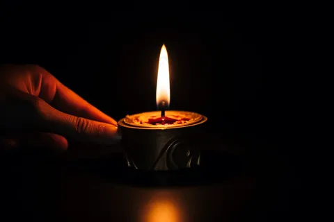 黑暗中的蜡烛灯光摄影图