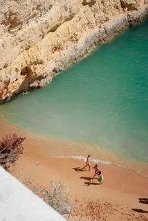 金色沙滩上的夏日欢乐