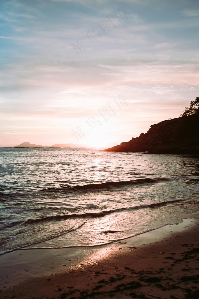 海边日落的温柔光芒