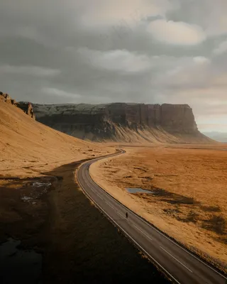 白云山脉蜿蜒的公路