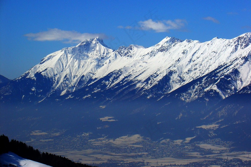雪山下的宁静小镇
