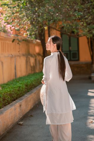 传统的民族服饰美丽女士7