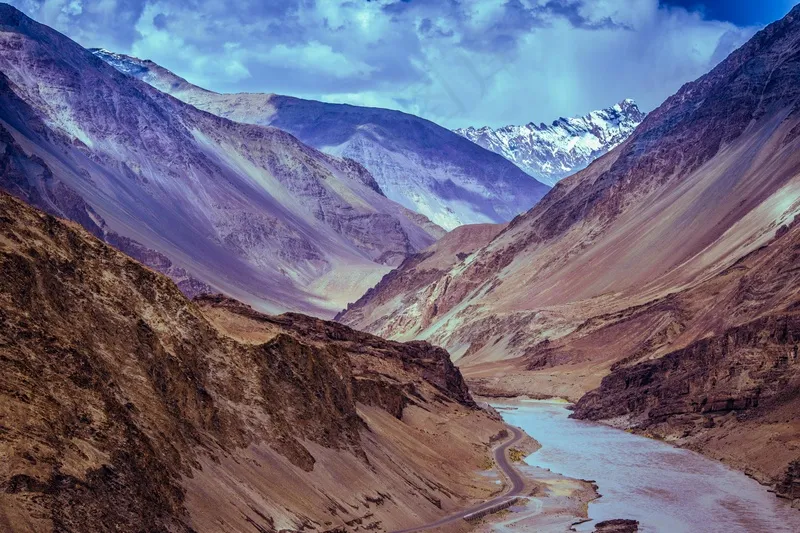 蜿蜒河流与雪山环抱的壮丽峡谷