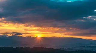 清晨日出朝霞云层山川摄影图