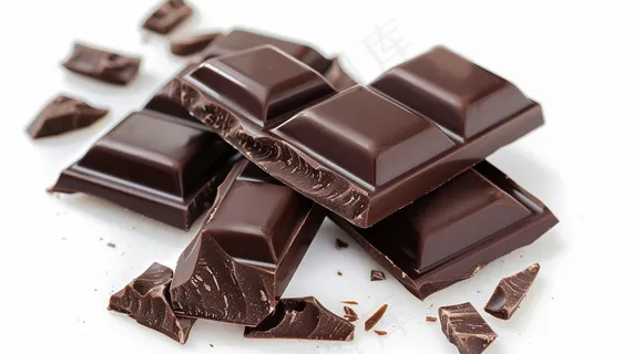 巧克力白色背景 摄影图