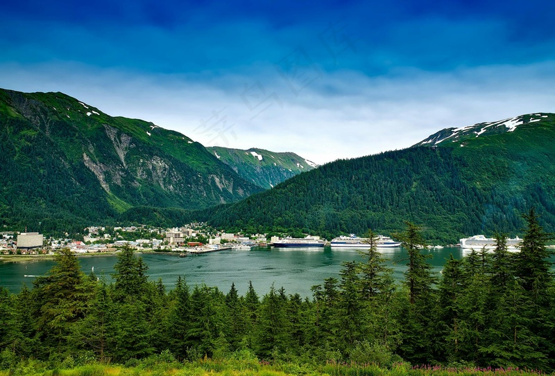宁静海湾边的郁郁葱葱山景