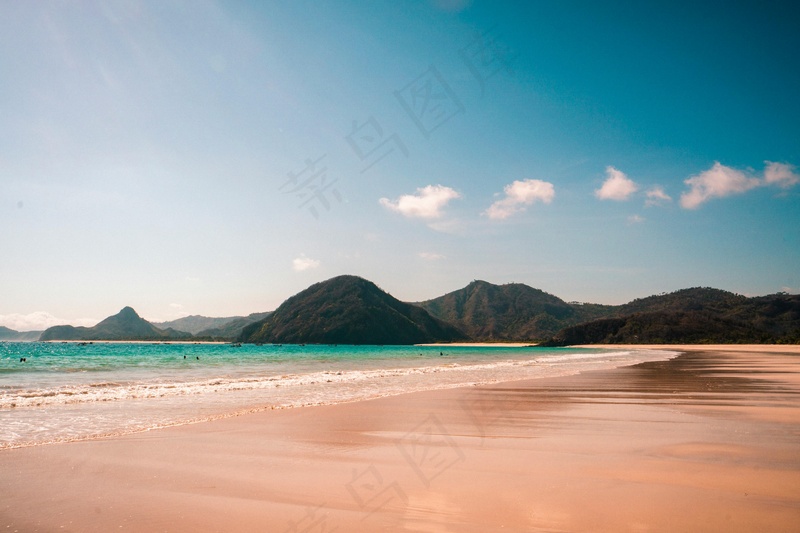 宁静的热带海滩与蔚蓝海水相拥