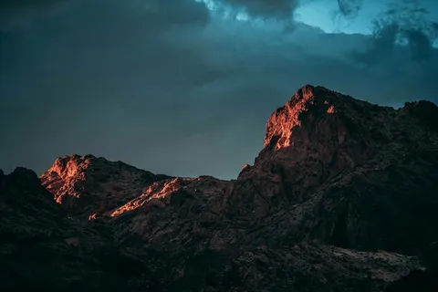 暗夜下的峭壁 暗夜下的峭壁