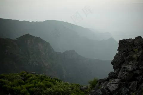 雾里看山图 雾里看山图