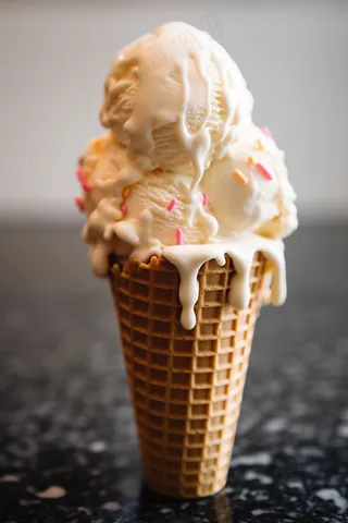 夏日冰淇淋清凉蛋筒甜点摄影图