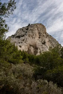 陡峭山崖下的自然风光
