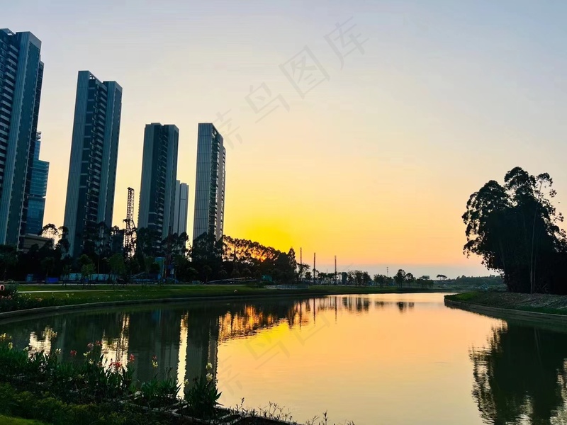 夕阳下河岸边的高楼