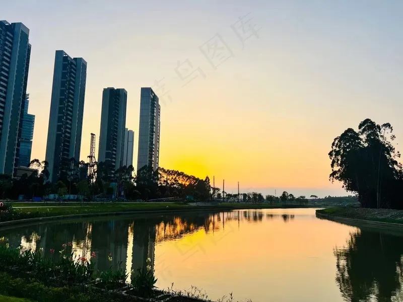 夕阳下河岸边的高楼