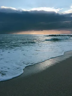 黎明前的海岸线宁静