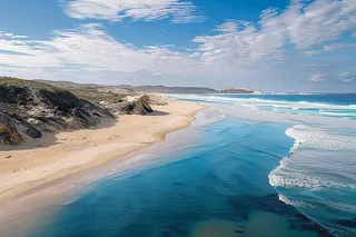 夏日海滩蓝色海洋度假摄影图