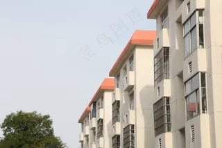 阳光下 清新干净的小区房子图片