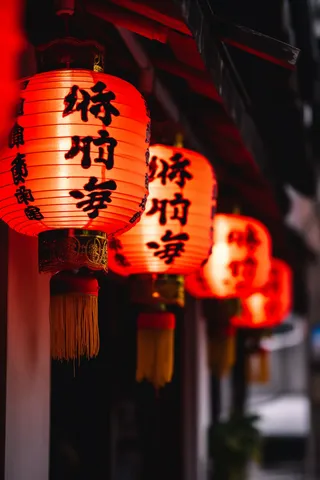 红灯笼新年屋檐挂着点亮的红灯笼中国风摄影图