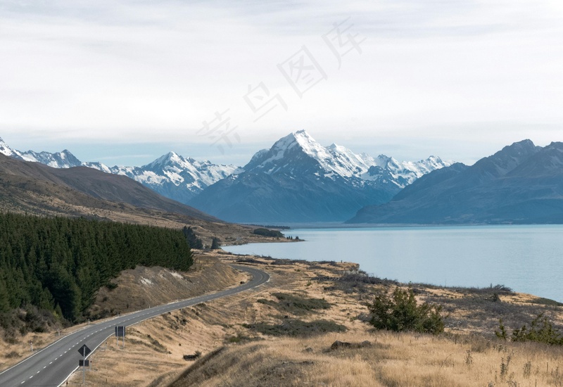 蜿蜒公路至雪山与湖泊的壮丽风光