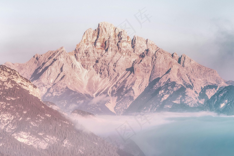 云雾缭绕的紫色山峰