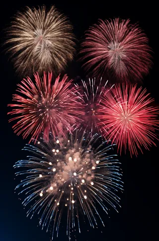 烟花五颜六色的烟花庆典新年节日暮色的天空背景摄影图