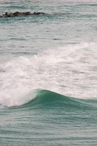海浪拍打礁石的宁静时刻