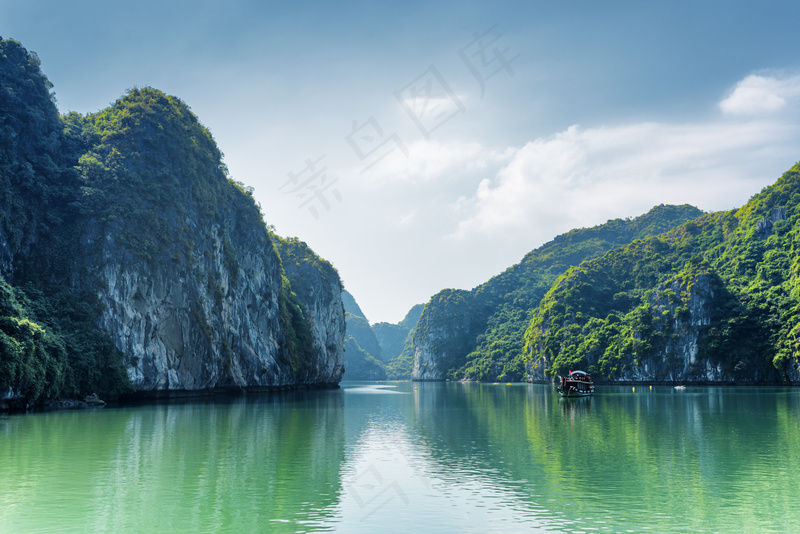 湖泊山峰图片