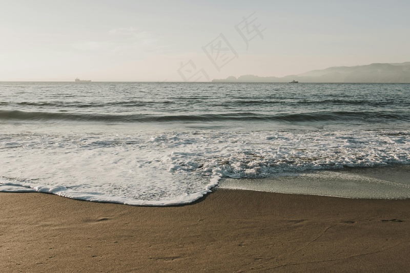 海浪轻拍沙滩图