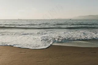 海浪轻拍沙滩图