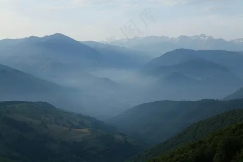 云雾缭绕的山谷 云雾缭绕的山谷