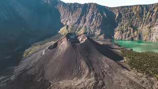环湖的火山